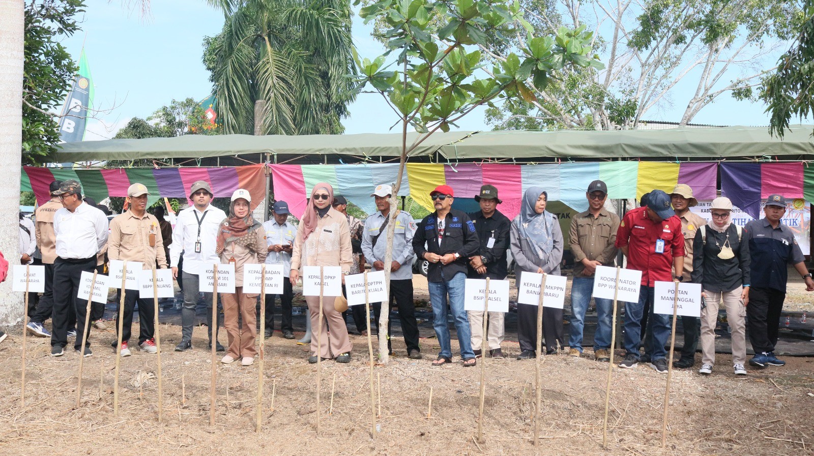 Kepala Badan PPSDMP Tanam PAdi Gogo di Kab. Barito Kuala