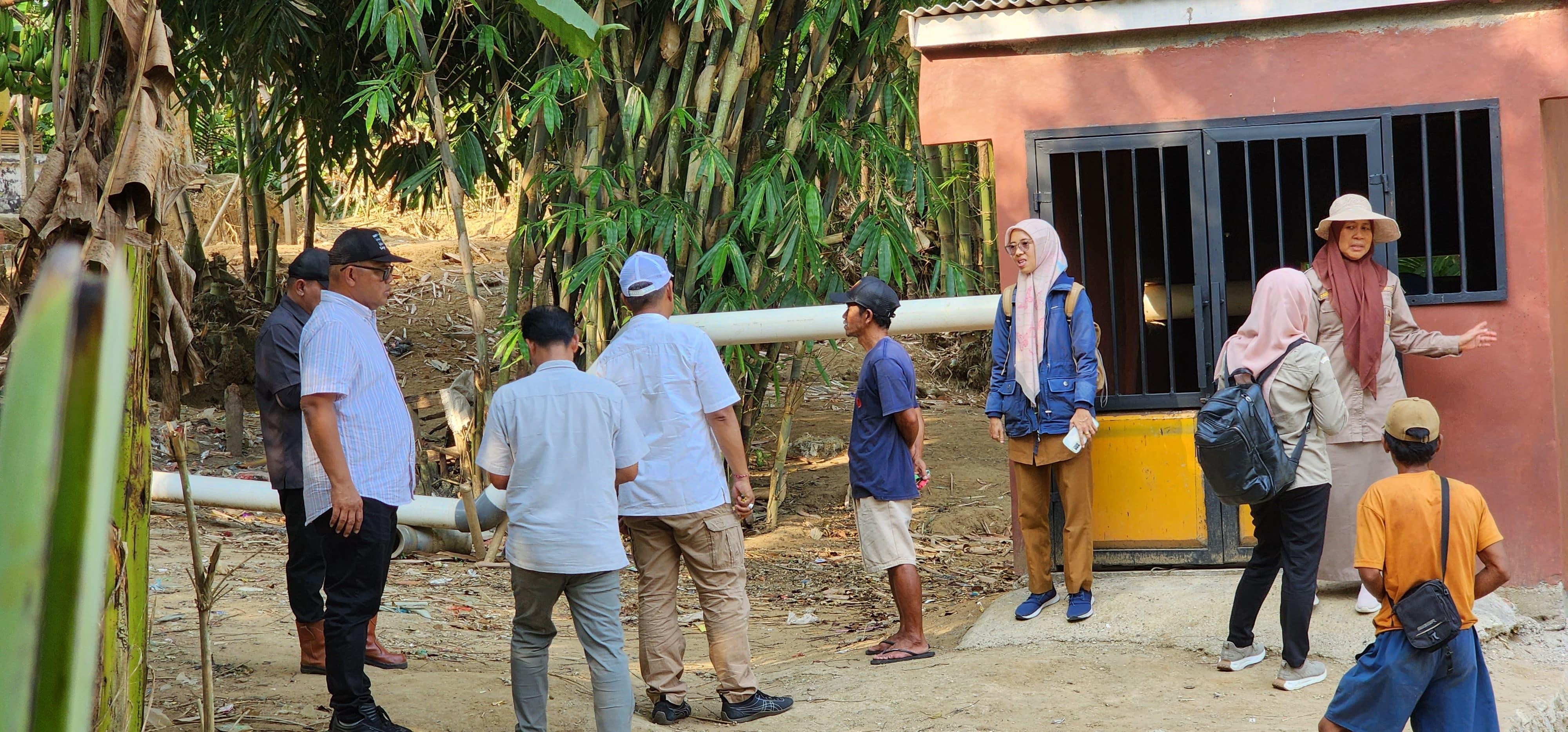 Berdiskusi dengan PPL dan Petani setempat terkait bantuan pompa yang telah didistribusikan