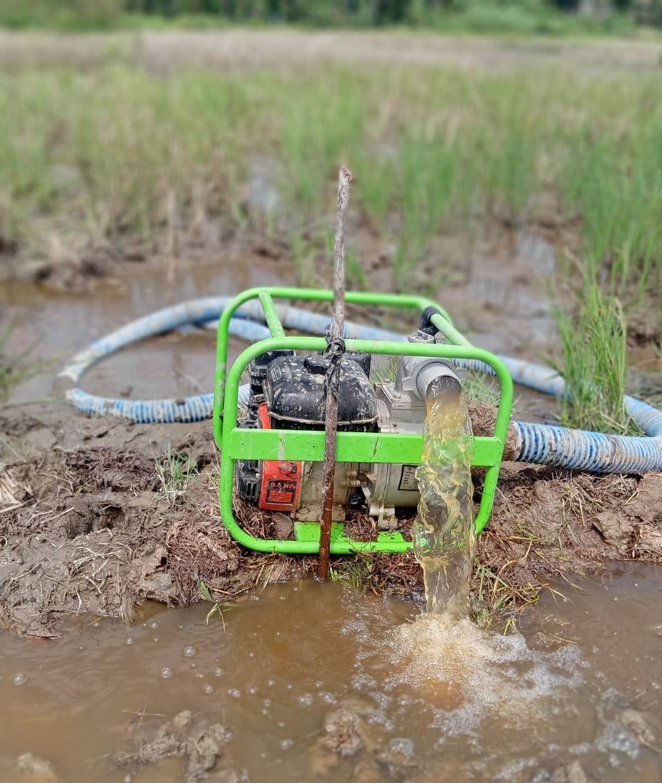 Beri Bantuan Pompa Air