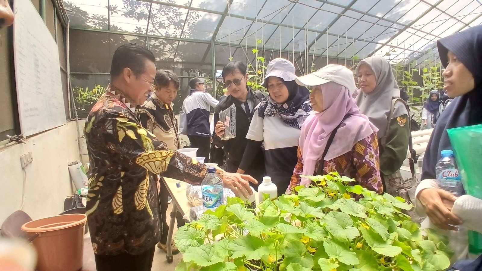 Peserta serius menerima materi di greenhouse tentang budidaya melon