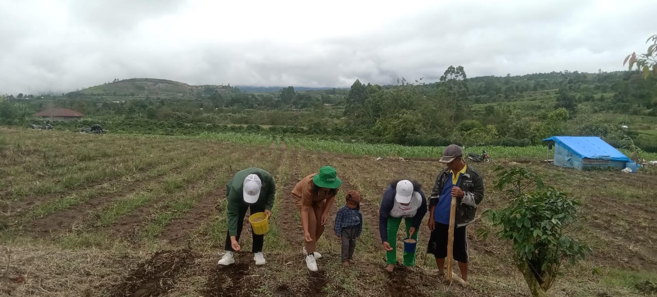 Mahasiswa bersama Petani Melakukan Penanaman Padi Gogo