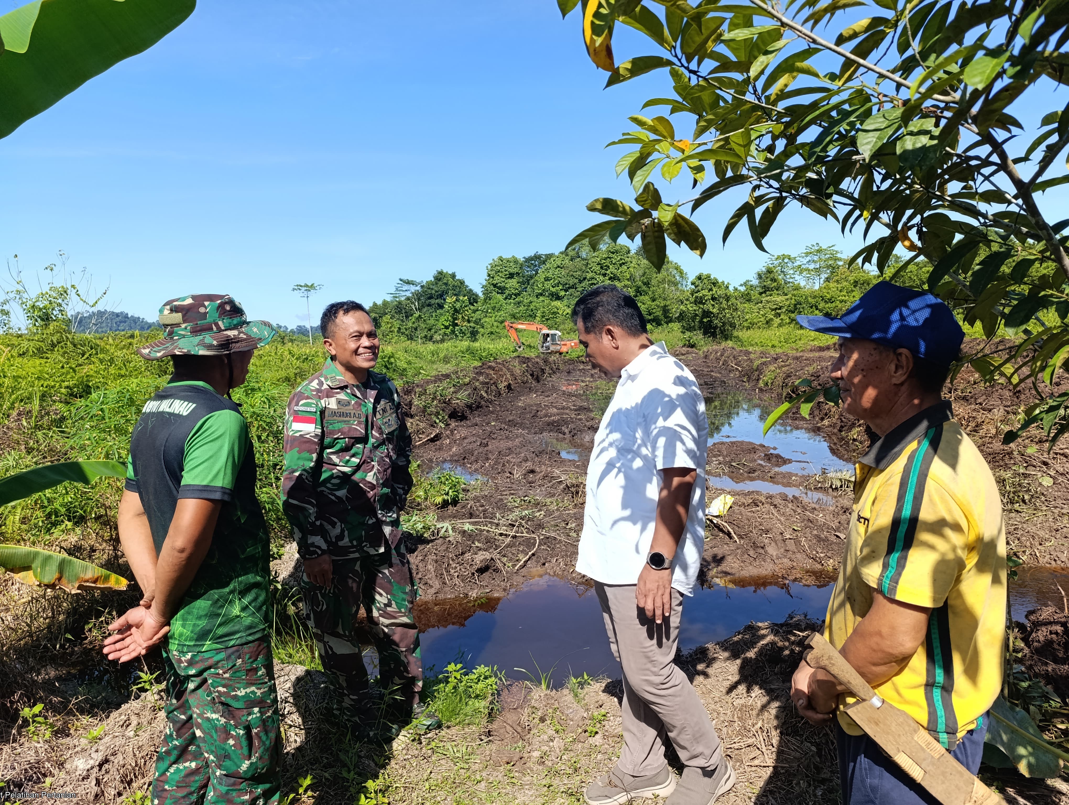 Kepala Pusat Pelatihan Meninjau Lokasi Percetakan Sawah TNI di Desa Tanjung Lapang, Kec. Malinau Barat, Kab. Malinau, Kalimantan Utara