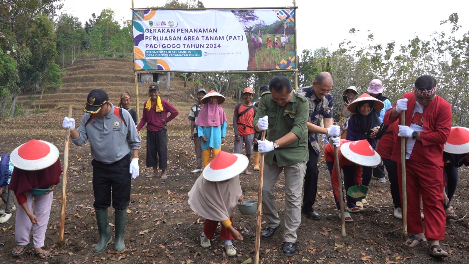 Penanaman padi gogo secara simbolis oleh Kepala Dinas DKPP Kab. Kuningan, Kepala BBPKH Cinagara