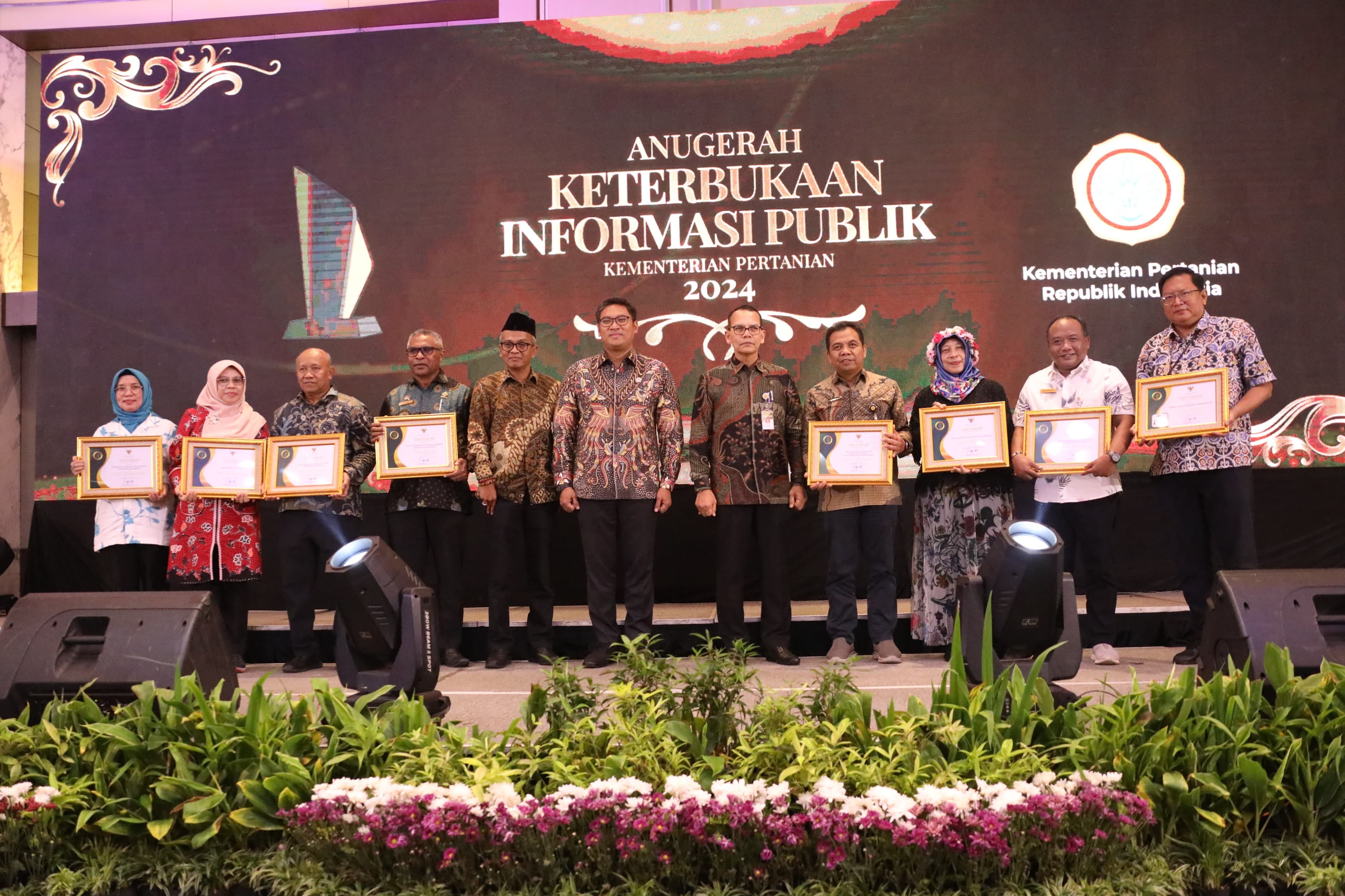 Kepala BBPP Ketindan menerima penghargaan beserta pimpinan UPT lainnya dari Wakill Menteri Pertanian, Sudaryono